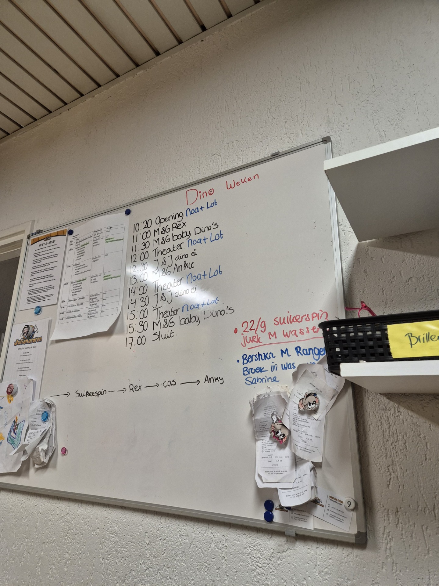 Dit is een voorbeeld hoe een dag rooster eruit ziet. Elke dag zetten we gezamelijk de namen neer van wie wat gaat doen.